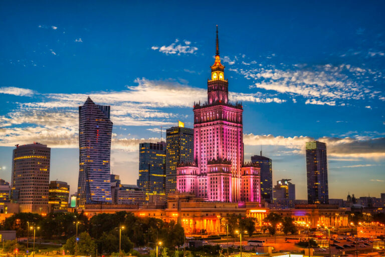 Centrum Warszawy nocą z Pałacem Kultury
